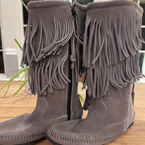 Minnetonka 2 layer gray suede fringe boots, size 8, cowboy chic, boho - Picture 1 of 14